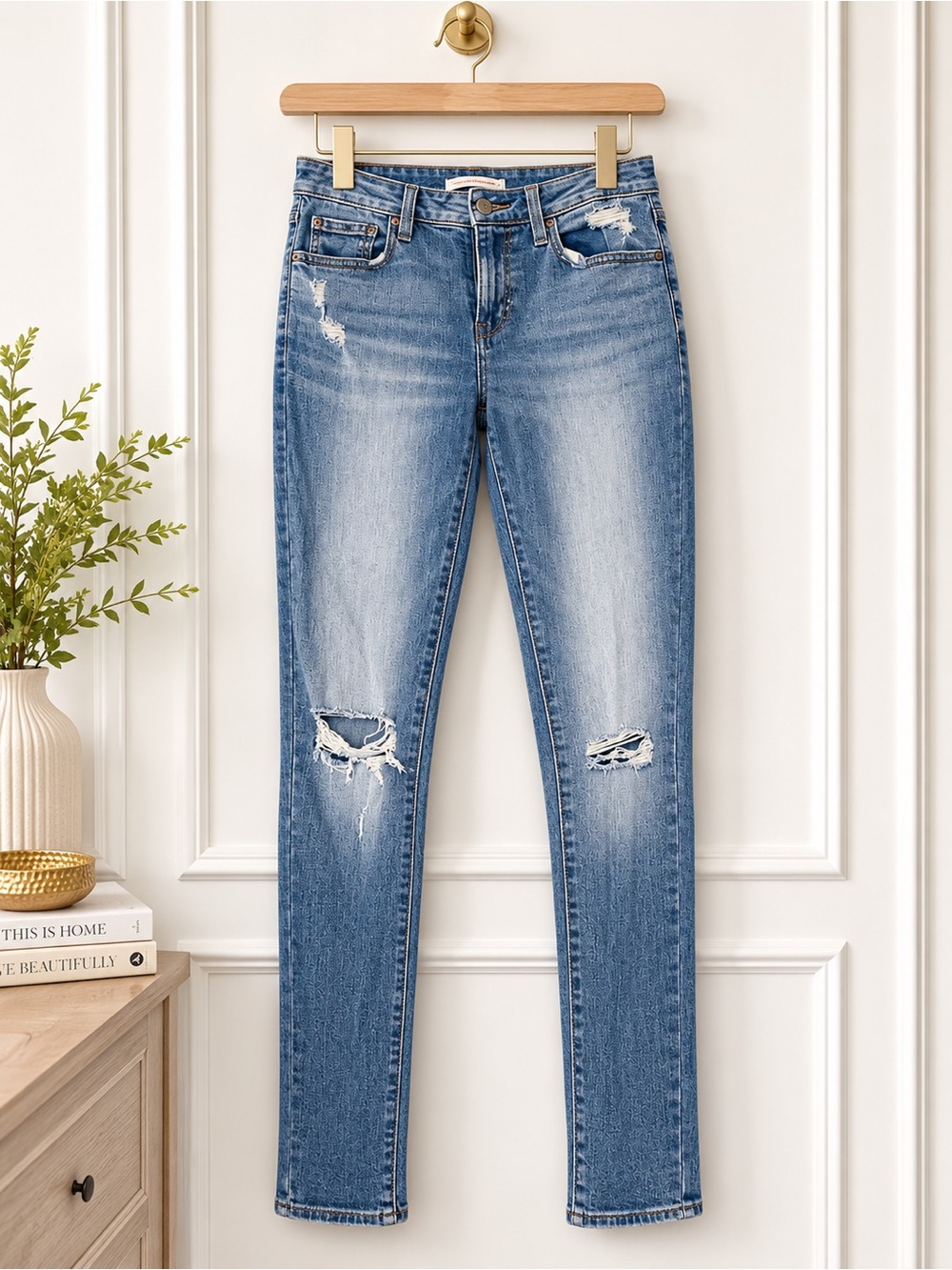 NWOT Levi’s 721 High Rise Skinny Jeans Distressed Medium Wash Women’s 28